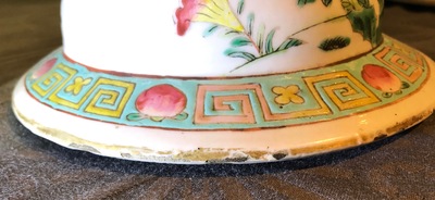 Een paar Chinese famille rose dekselvazen met hanendecor, 19e eeuw