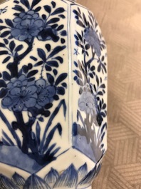 Een Chinees blauwwit vijf-delig kaststel, Kangxi