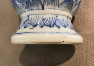 Een Chinees blauwwit vijf-delig kaststel, Kangxi