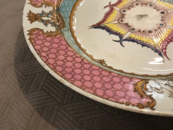 Une paire d'assiettes aux armoiries d'alliance de marriage pour le march&eacute; fran&ccedil;ais, Chine, Qianlong, vers 1737