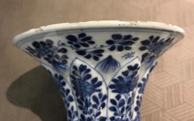 Een Chinees blauwwit vijf-delig kaststel, Kangxi