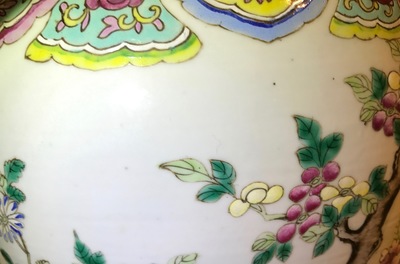 Een paar Chinese famille rose dekselvazen met hanendecor, 19e eeuw