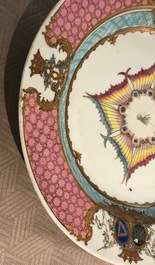 Une paire d'assiettes aux armoiries d'alliance de marriage pour le march&eacute; fran&ccedil;ais, Chine, Qianlong, vers 1737