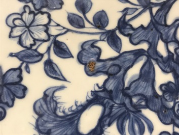 Un plat en porcelaine de Chine bleu et blanc &agrave; d&eacute;cor floral, Jiajing