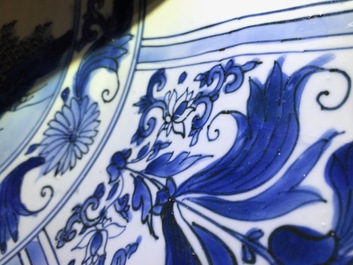 Un tr&egrave;s grand plat en porcelaine de Chine bleu et blanc de type Kraak, Wanli