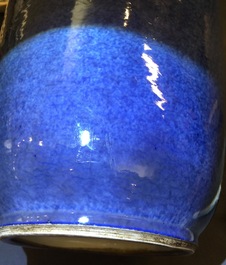 Een Chinese monochrome poederblauwe rouleau vaas, Kangxi