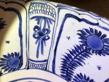 Un grand bol en porcelaine de Chine bleu et blanc de type Kraak, Wanli