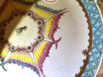 Une paire d'assiettes aux armoiries d'alliance de marriage pour le march&eacute; fran&ccedil;ais, Chine, Qianlong, vers 1737