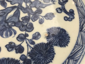 Un plat en porcelaine de Chine bleu et blanc &agrave; d&eacute;cor floral, Jiajing