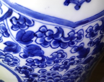 Een Chinese blauwwitte balustervaas met deksel, Kangxi
