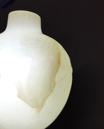 Een Chinese jade snuiffles met floraal decor in reli&euml;f, 18/19e eeuw