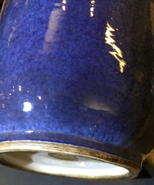 Een Chinese monochrome poederblauwe rouleau vaas, Kangxi