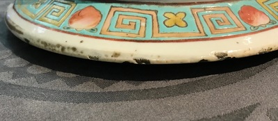 Een paar Chinese famille rose dekselvazen met hanendecor, 19e eeuw