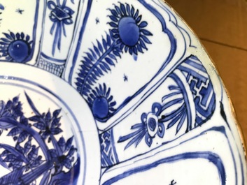 Un grand bol en porcelaine de Chine bleu et blanc de type Kraak, Wanli