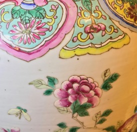 Een paar Chinese famille rose dekselvazen met hanendecor, 19e eeuw