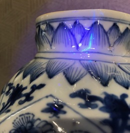 Een Chinees blauwwit vijf-delig kaststel, Kangxi