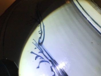 Un tr&egrave;s grand plat en porcelaine de Chine bleu et blanc de type Kraak, Wanli