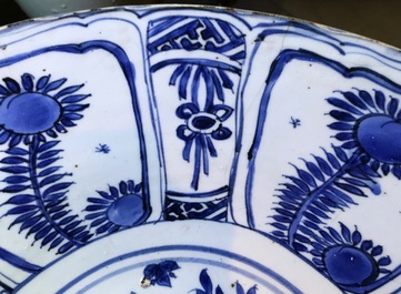Un grand bol en porcelaine de Chine bleu et blanc de type Kraak, Wanli