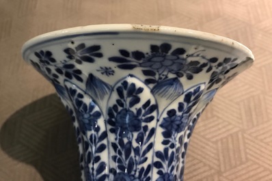 Een Chinees blauwwit vijf-delig kaststel, Kangxi