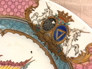 Une paire d'assiettes aux armoiries d'alliance de marriage pour le march&eacute; fran&ccedil;ais, Chine, Qianlong, vers 1737