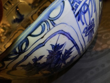 Un grand bol en porcelaine de Chine bleu et blanc de type Kraak, Wanli