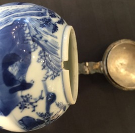 Un moutardier en porcelaine de Chine bleu et blanc, mont&eacute; en argent, Kangxi