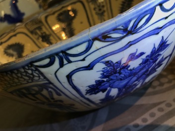 Un grand bol en porcelaine de Chine bleu et blanc de type Kraak, Wanli