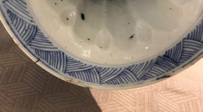 Een Chinees blauwwit vijf-delig kaststel, Kangxi