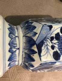 Een Chinees blauwwit vijf-delig kaststel, Kangxi