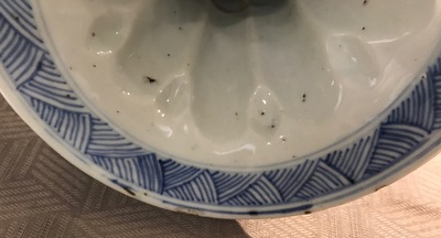 Een Chinees blauwwit vijf-delig kaststel, Kangxi