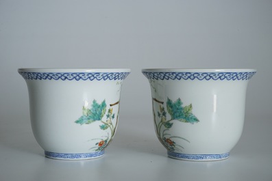 Une paire de petites jardini&egrave;res en porcelaine de Chine famille rose, d&eacute;but du 20&egrave;me