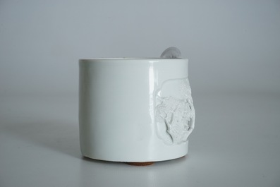 Een Chinese blanc de Chine penselenpot, 18/19e eeuw