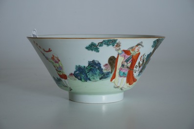 Un bol en porcelaine de Chine famille rose &agrave; d&eacute;cor d'europ&eacute;ens, marque et &eacute;poque de Qianlong