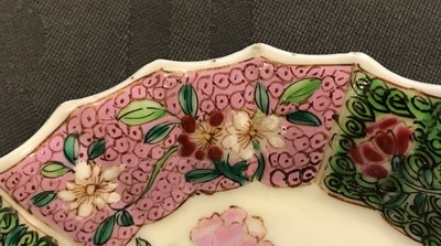 Une paire de tasses et soucoupes polylob&eacute;s en porcelaine de Chine famille rose, Yongzheng
