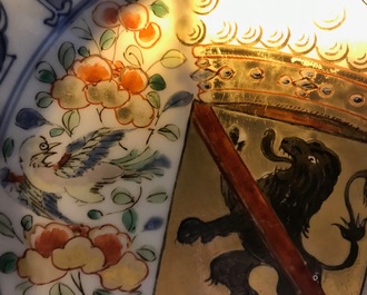 Een Chinese famille verte schotel met het wapen van Namen, Kangxi/Yongzheng