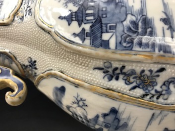 Een garnituur van drie Chinese blauwwitte dekselvazen met landschapsdecor, Qianlong