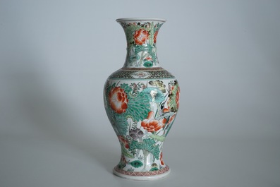 Deux vases en porcelaine de Chine famille verte, 19/20&egrave;me