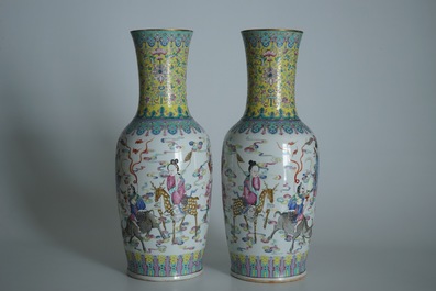 Une paire de grands vases en porcelaine de Chine famille rose, marque et &eacute;poque de Guangxu