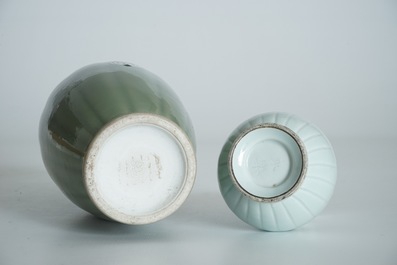 Deux vases en porcelaine de Chine monochrome c&eacute;ladon et de style Qingbai, 19/20&egrave;me