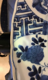 Un plat en porcelaine de Chine bleu et blanc &agrave; d&eacute;cor de Longues Dames, marque et &eacute;poque de Kangxi