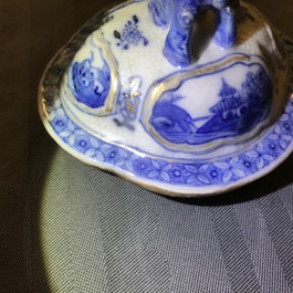 Een garnituur van drie Chinese blauwwitte dekselvazen met landschapsdecor, Qianlong