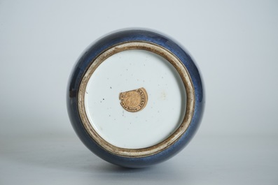 Een Chinese monochrome poederblauwe rouleau vaas, Kangxi