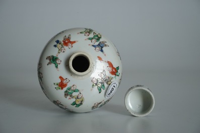 A small Chinese famille verte lidded jar with "100 boys", Kangxi mark, 19th C.