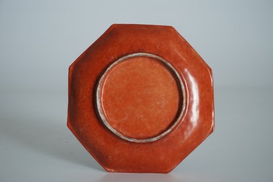 Une coupe octagonale en porcelaine de Chine famille rose, avec un br&ucirc;le-parfum miniature au centre, 19&egrave;me