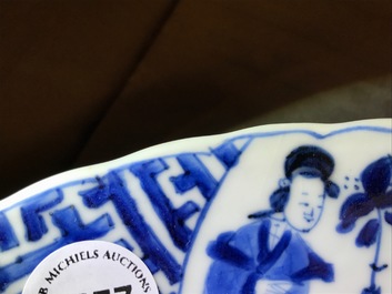 Un plat en porcelaine de Chine bleu et blanc &agrave; d&eacute;cor de Longues Dames, marque et &eacute;poque de Kangxi