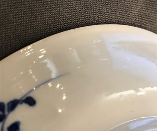 Une tasse et soucoupe en porcelaine de Chine bleu et blanc figurant La Vi&egrave;rge &agrave; l'Enfant, Kangxi