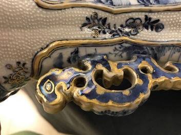 Een garnituur van drie Chinese blauwwitte dekselvazen met landschapsdecor, Qianlong