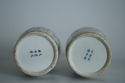 Une paire de grands vases en porcelaine de Chine famille rose, marque et &eacute;poque de Guangxu