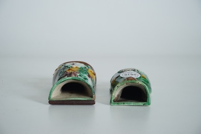 Twee Chinese verte biscuit wandvazen, Kangxi