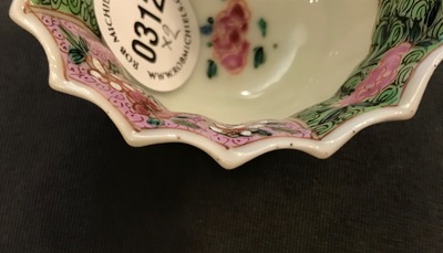 Une paire de tasses et soucoupes polylob&eacute;s en porcelaine de Chine famille rose, Yongzheng